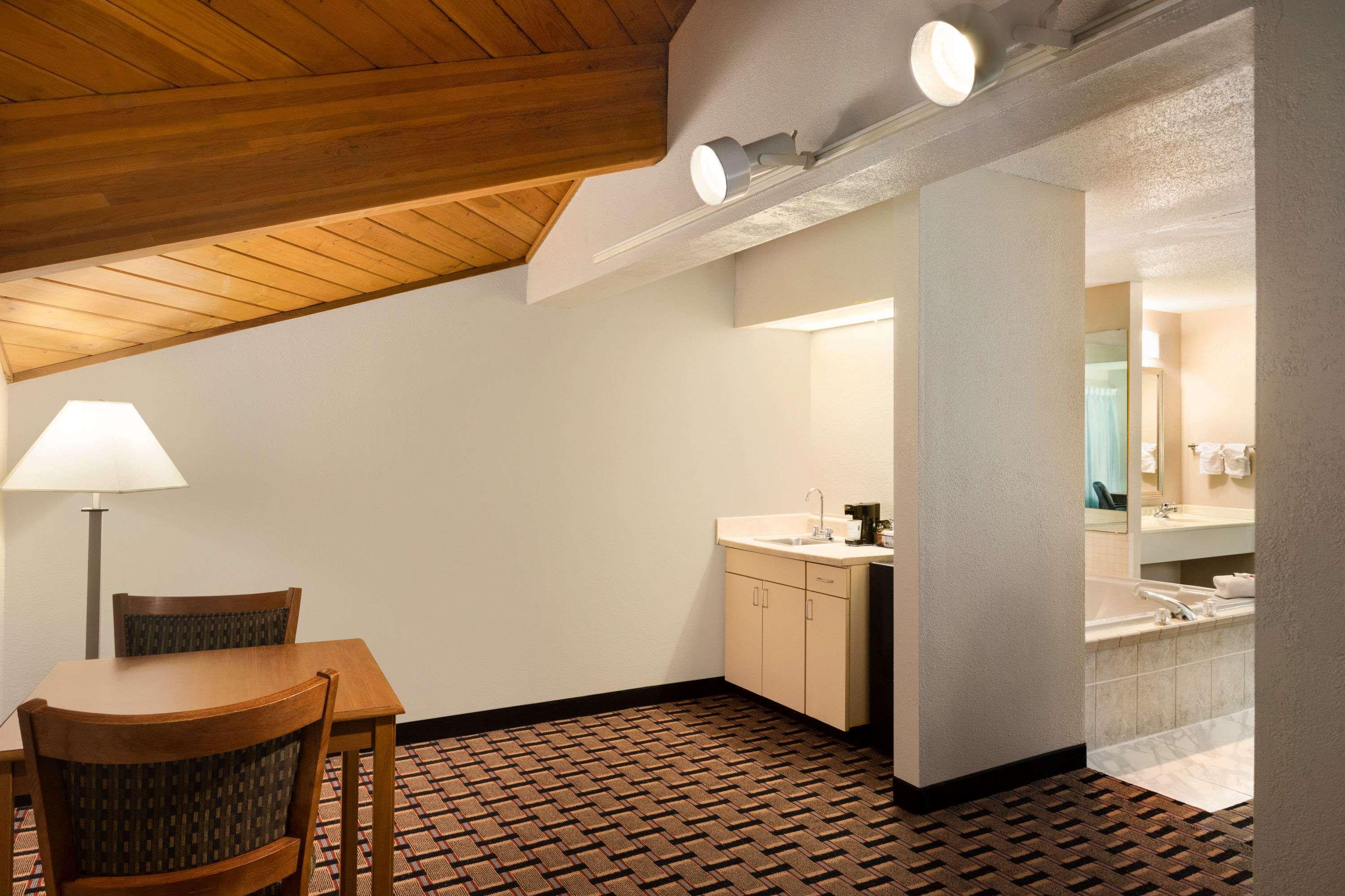 Baymont By Wyndham Warrenton Hotel Exterior photo