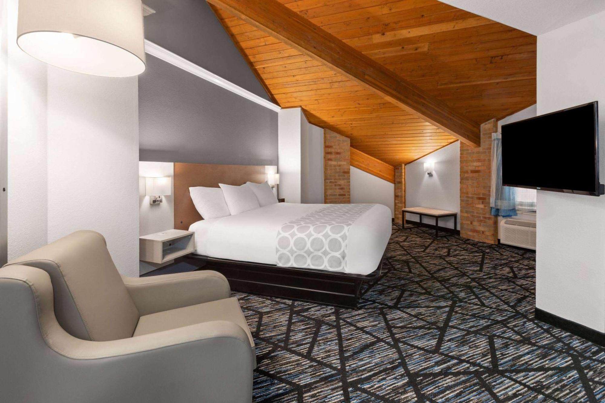 Baymont By Wyndham Warrenton Hotel Exterior photo